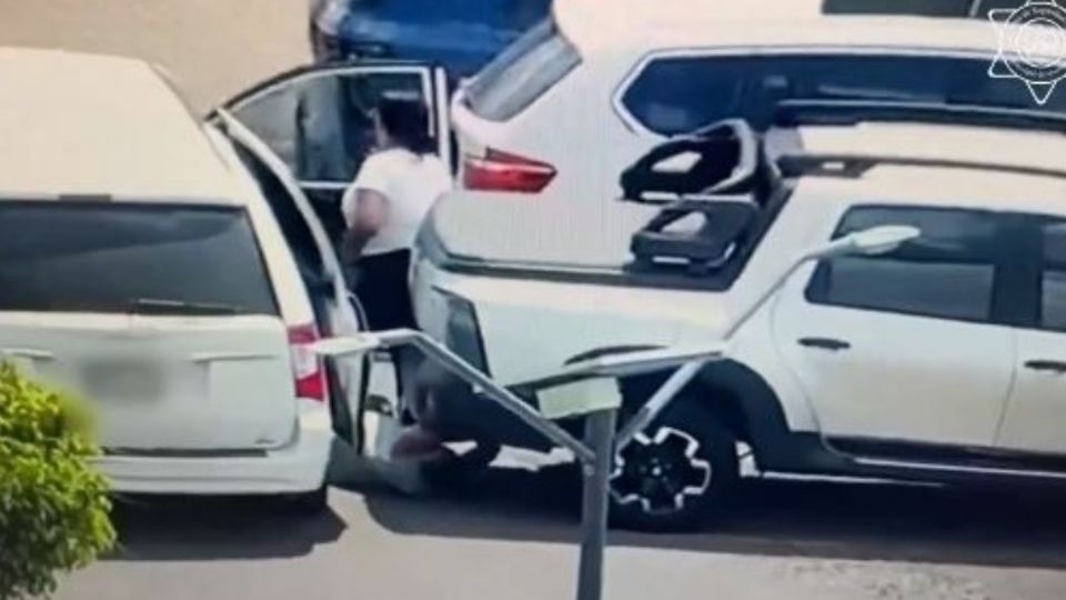 Una pareja fue grabada robando autopartes en un estacionamiento de un centro comercial en Querétaro.