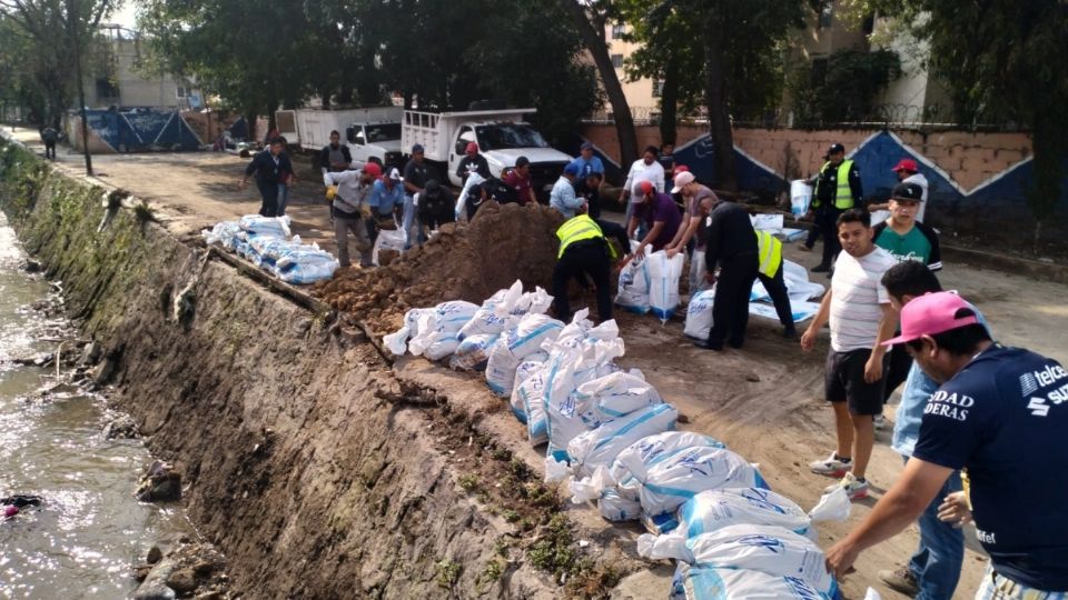 Las autoridades trabajan en el llenado de costaleras.