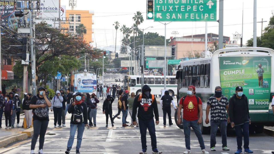 Los manifestantes intentaron secuestrar autobuses para cerrar la arterias viales.