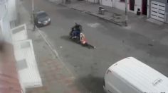 Delincuentes en motocicleta arrastran a mujer para robarle sus pertenencias: VIDEO