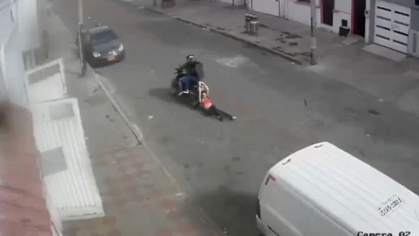 Delincuentes en motocicleta arrastran a mujer para robarle sus pertenencias: VIDEO