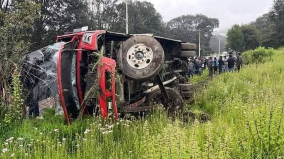 Vuelca autobús en carretera Amomolulco-El Charco en Lerma