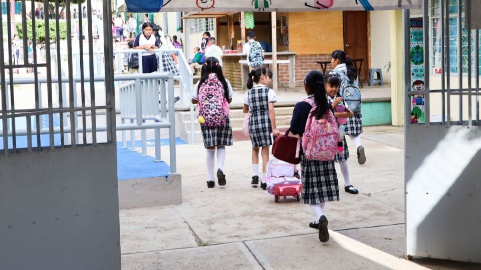 Recomiendan reducir el exceso de peso en las mochilas escolares para evitar daños en la salud de niñas y niños.