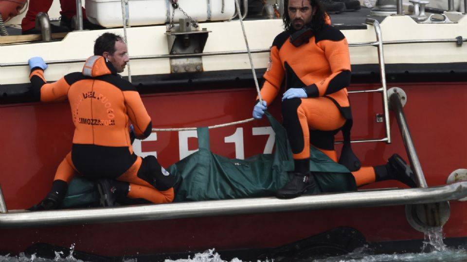 Rescatistas italianos, durante la recuperación del cuerpo en aguas de Sicilia.