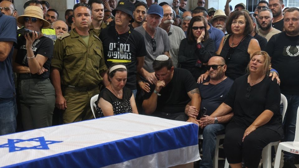 Familiares y amigos asisten al funeral de Alexander Lobanov, cuyo cuerpo estaba entre los seis recuperados de la Franja de Gaza.