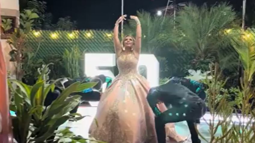 Mujer celebra sus 50 años con vestido de quinceañera y hasta chambelanes: VIDEO