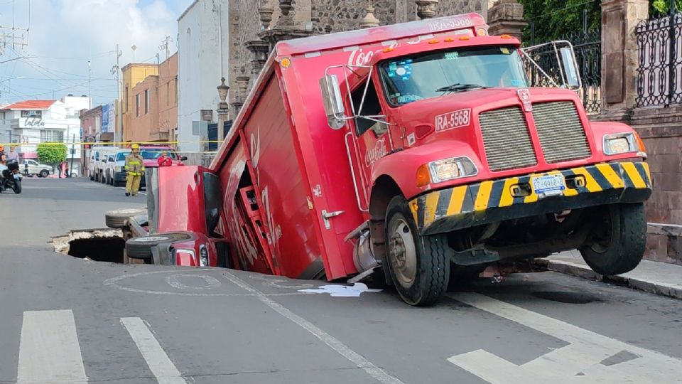 Socavón se traga a una familia completa