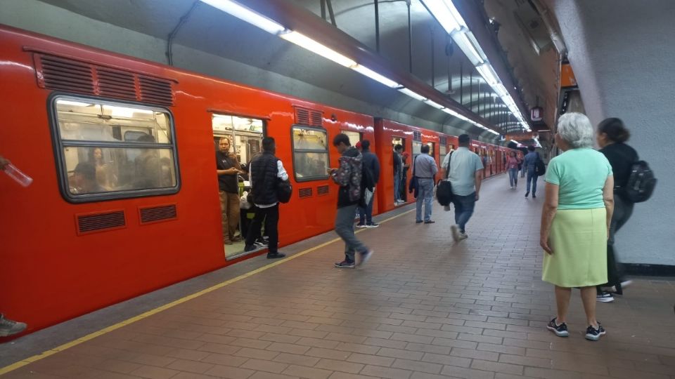 Pasajeros quedan atascados en estación San Pedro de los Pinos