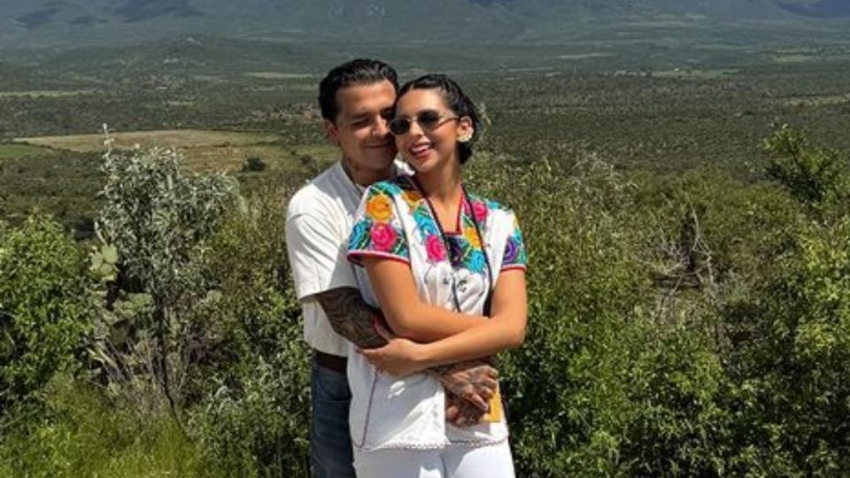 Ángela Aguilar demuestra lo enamorada que está de su esposo