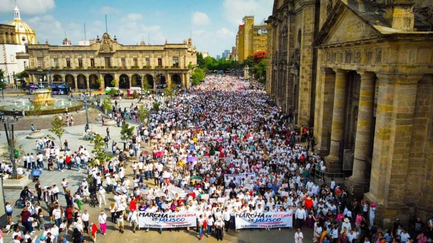 Participan miles de personas en "Marcha por la Defensa de Jalisco"