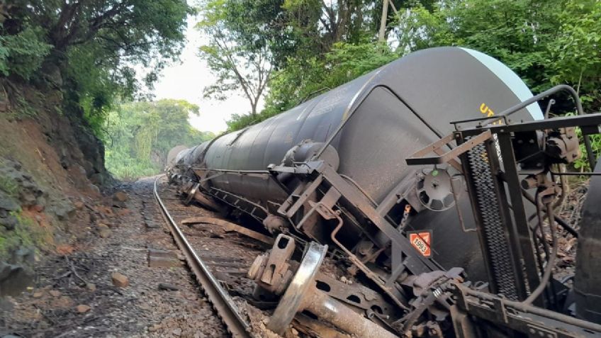 Descarrilan en Michoacán 18 vagones de tren con material inflamable