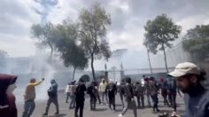 VIDEO: con pintas y petardos, así se manifestaron los normalistas de Ayotzinapa en la Segob