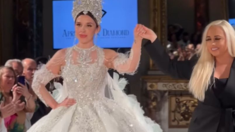 Emma de 35 años caminó por la pasarela del histórico Palazzo Serbelloni en un elegante y sofisticado vestido de princesa lleno de piedras brillantes y bordados elegantes.