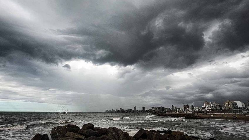 Tormenta tropical John amenaza costas mexicanas; suspenden clases en Huatulco