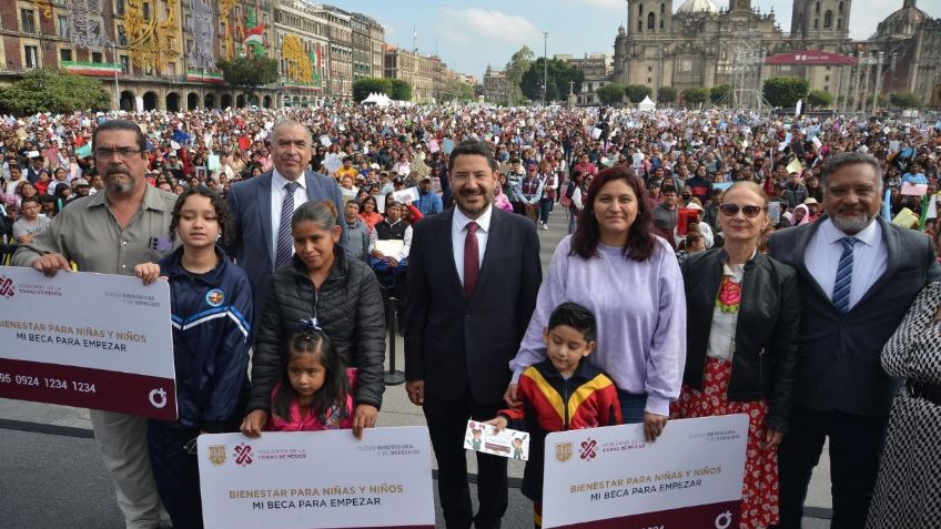 Gobierno de la CDMX entrega tarjetas de “Mi Beca para Empezar” a 15 mil estudiantes