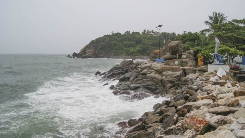 Suspenden vuelos, cancelan crucero y cierran carreteras en la costa de Oaxaca por huracán John