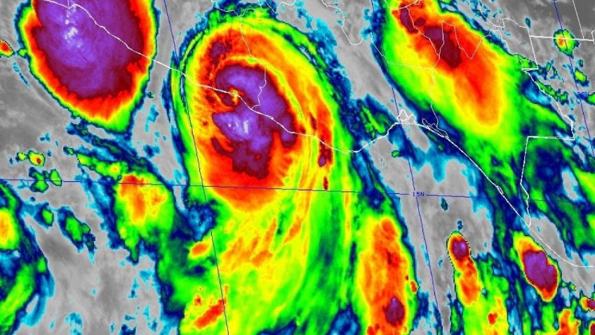 Huracán "John" toca tierra en Marquelia a las 9:15 de la noche