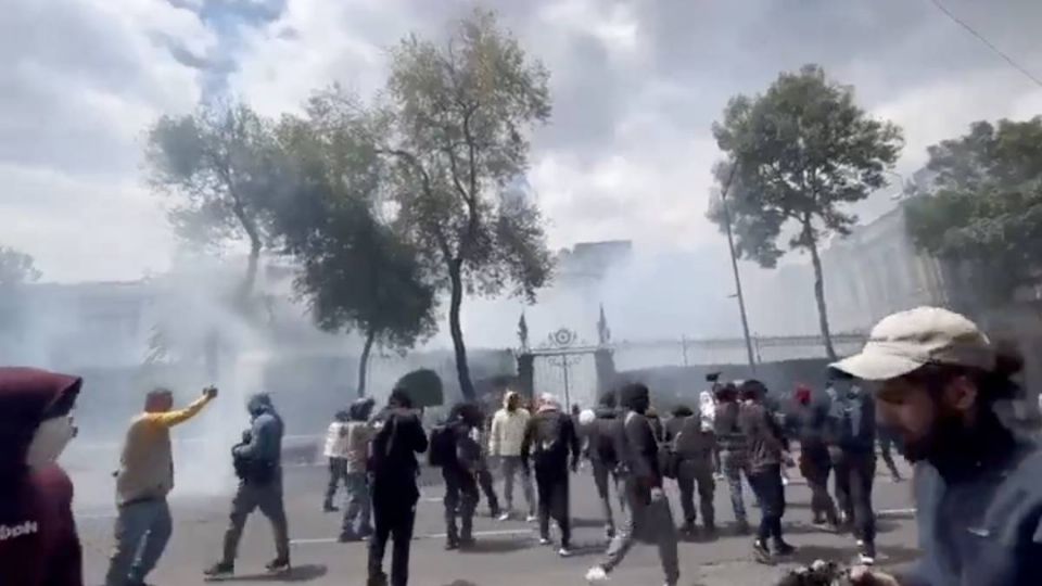 La normalistas de Ayotzinapa se manifestaron en la Segob