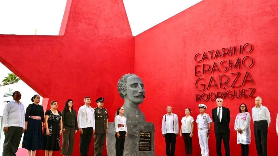 El Presidente López Obrador encabezó la ceremonia en la que se develó un busto y se resguardaron los restos del revolucionario.