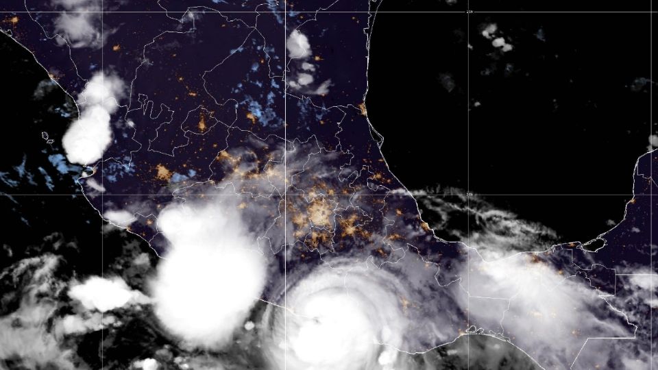 El ojo del huracán John ya tocó tierra en Guerrero.