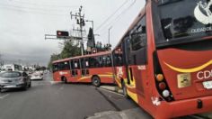 Chofer de Metrobús pierde el control y se sube a la banqueta en la alcaldía Iztapalapa