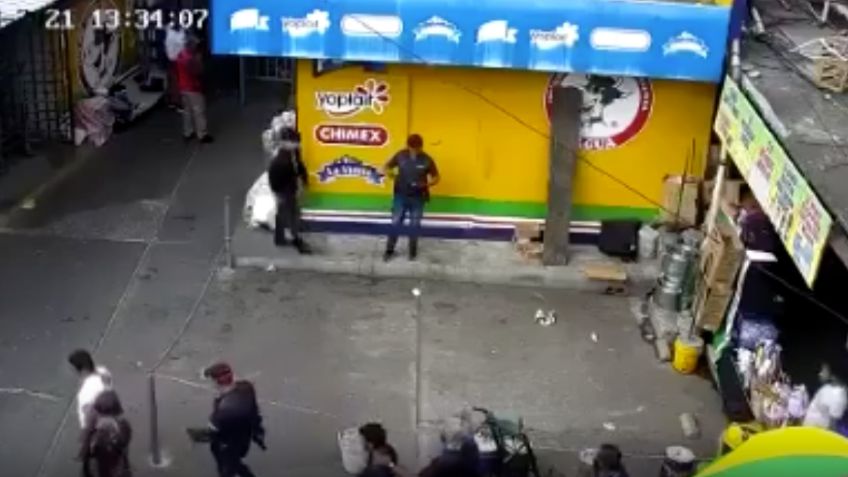 VIDEO: atrapan a dos delincuentes en un mercado y hacen justicia por sus propias manos