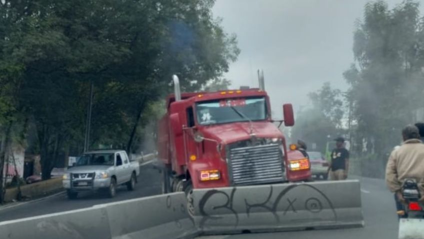 Aparatoso accidente de un trailer en la México-Cuernavaca deja filas kilométricas de autos