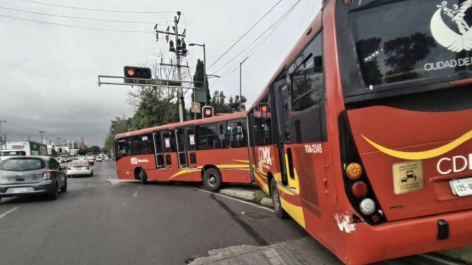 La unidad del Metrobús quedó sobre la banqueta.