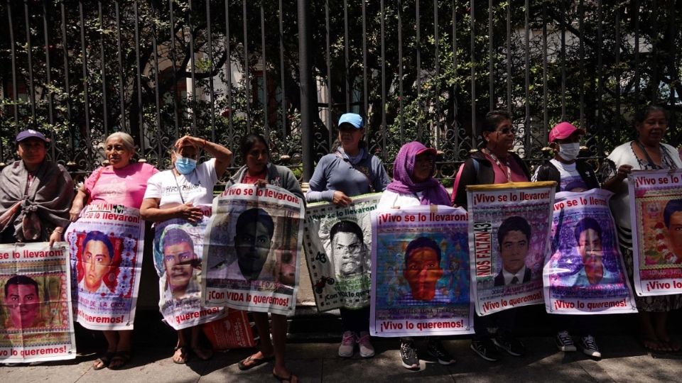 Dijo que hoy tendrán un mitin en el Antimonumento +43 y mañana tendrán otro mitin en la fiscalía y el jueves 26 se realizará la marcha nacional que partirá a las 16:00 horas del Ángel de la Independencia al Zócalo.