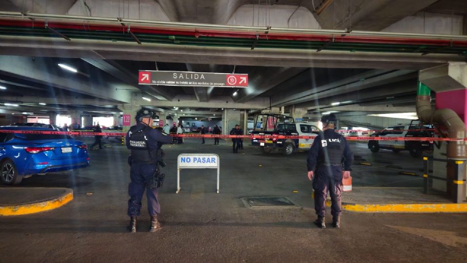 Elementos de la Policía Municipal de Ecatepec respondieron al llamado de los guardias de la plaza.