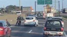 VIDEO: motociclista se pone a discutir con automovilista y lo mata un tráiler al aplastarlo