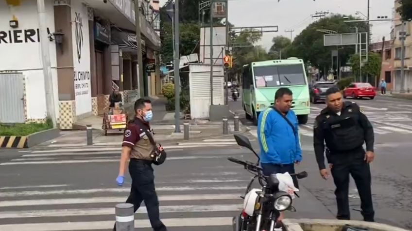 VIDEO motociclista se impacta a toda velocidad contra un camión de transporte público en Iztapalapa