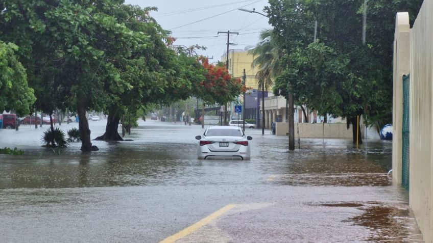 Huracán "Helene" deja varios daños materiales y calles inundadas en Cancún