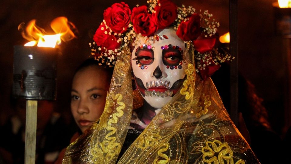 El Día de Muertos implica el retorno transitorio de las ánimas de los difuntos, quienes regresan a casa, al mundo de los vivos, para convivir con sus familiares para nutrirse de la esencia de la ofrenda que fue puesta en su honor.