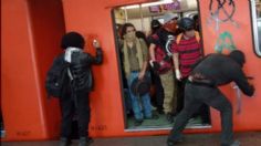 Manifestantes destrozan metro Tlatelolco y rayan a conductor en la línea 3 | FOTO