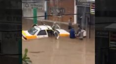 VIDEO FUERTE: así rescataron un taxi que era arrastrado por la corriente en Acapulco