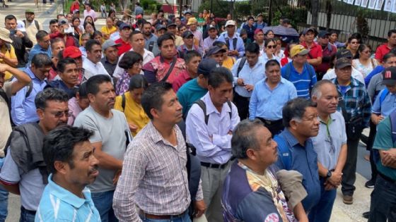 Jubilados y pensionados piden pago de bonos en Chiapas