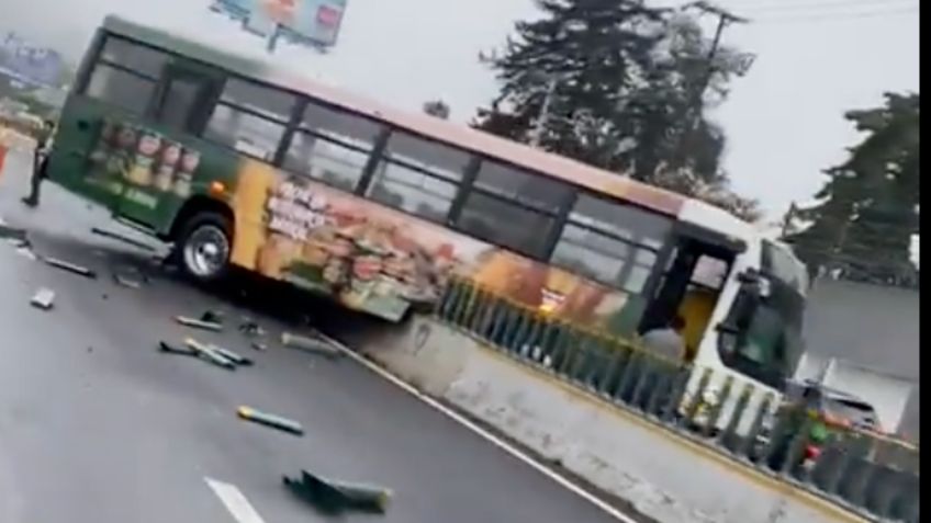 IMÁGENES FUERTES: camión de pasajeros a toda velocidad se impacta contra muro de contención en carretera México-Toluca