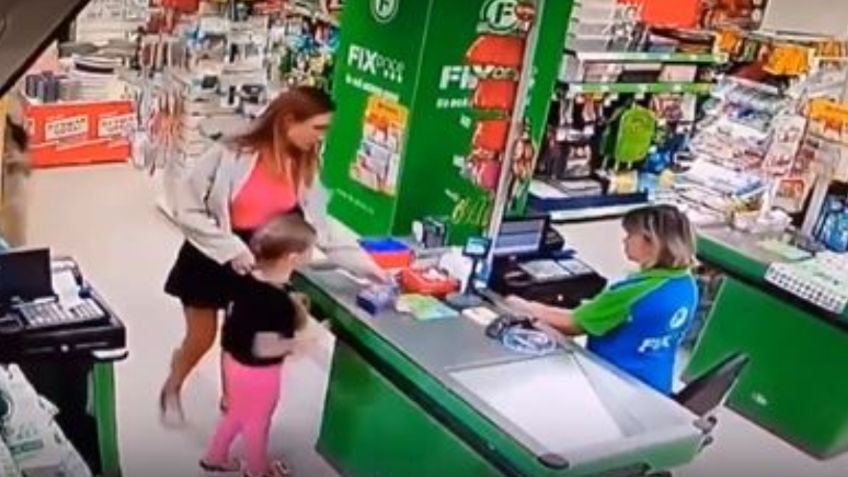 Captan a sujeto tomando foto bajo la falda de una mujer acompañada por su hija