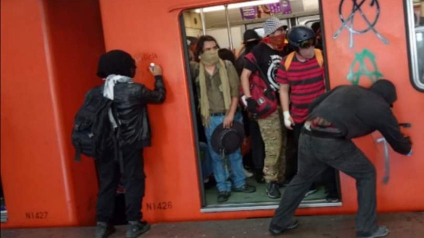 Manifestantes destrozan metro Tlatelolco y rayan a conductor en la línea 3 | FOTO