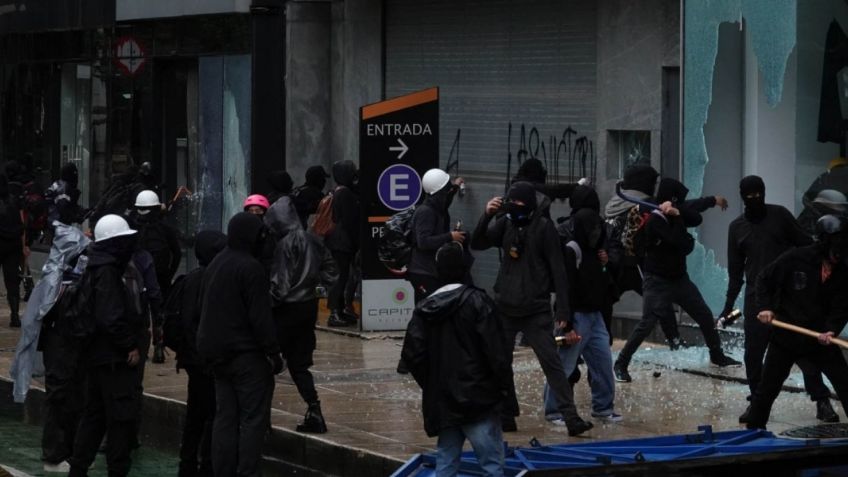 De incendiar un hotel a destruir una cafetería: así fueron los disturbios del Bloque Negro en marcha por Ayotzinapa