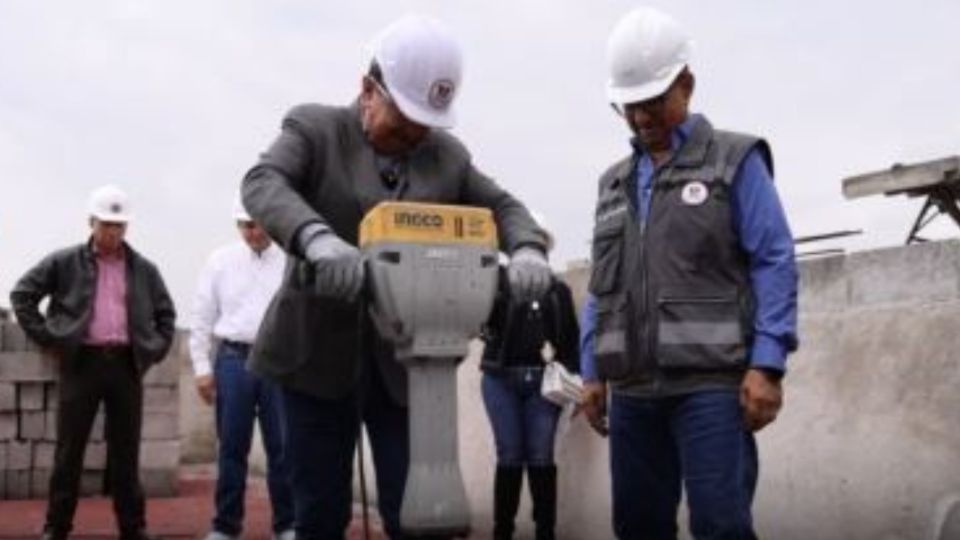 Inicia la demolición de dos pisos ilegales construidos en un inmueble ubicado en calles de la alcaldía Iztacalco.