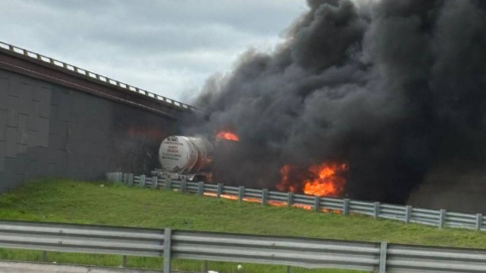 Se incendia autotanque tras volcadura en carretera Querétaro-San Luis Potosí