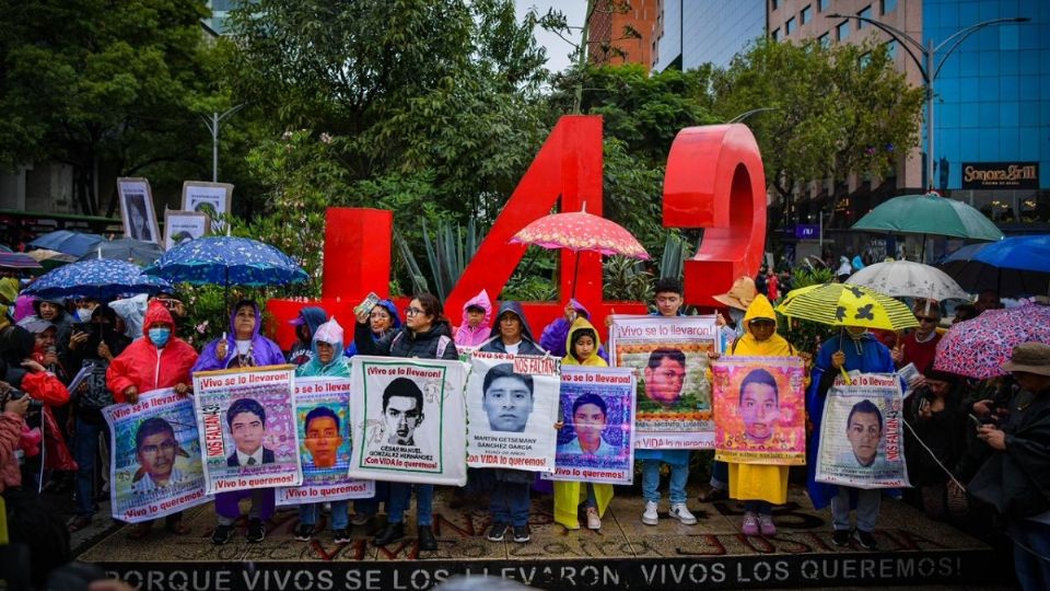 Padres de los normalistas se instalan en el antimonumento de los 43 estudiantes