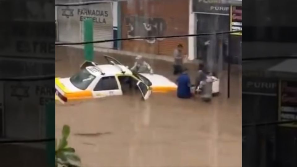 Taxi navega en inundaciones de Acapulco