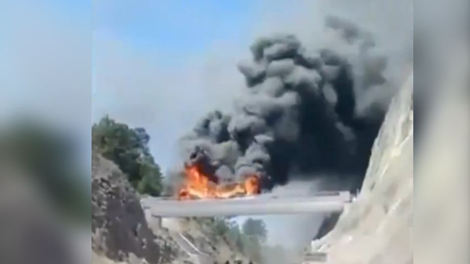 Incendian vehículos para detener el paso en carreteras de Mazatlán