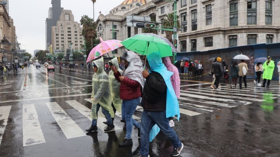 Finalmente, continuará el ambiente vespertino caluroso a muy caluroso con temperaturas máximas superiores a 35 °C en estados del noroeste, norte y occidente de la República Mexicana