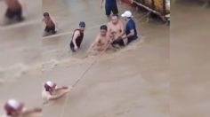 VIDEO rescatan a hombre de ser arrastrado por la corriente por inundaciones en Acapulco