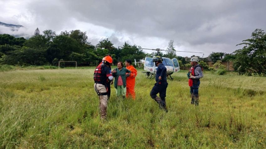 Protección Civil de Guerrero rescata por aire a cinco personas atrapadas por el río Huacapa