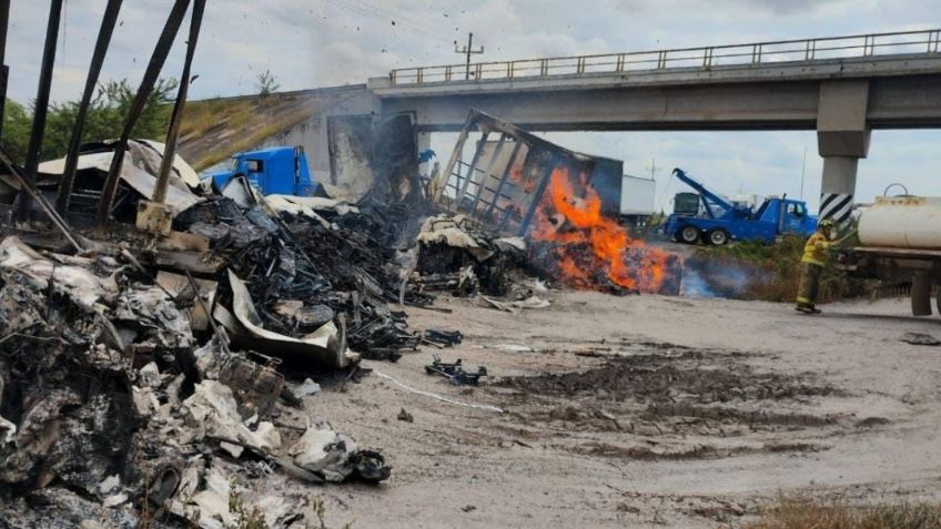 Violento bloqueo en Maxipista Culiacán-Mazatlán deja varios tráileres incendiados y 3 muertos